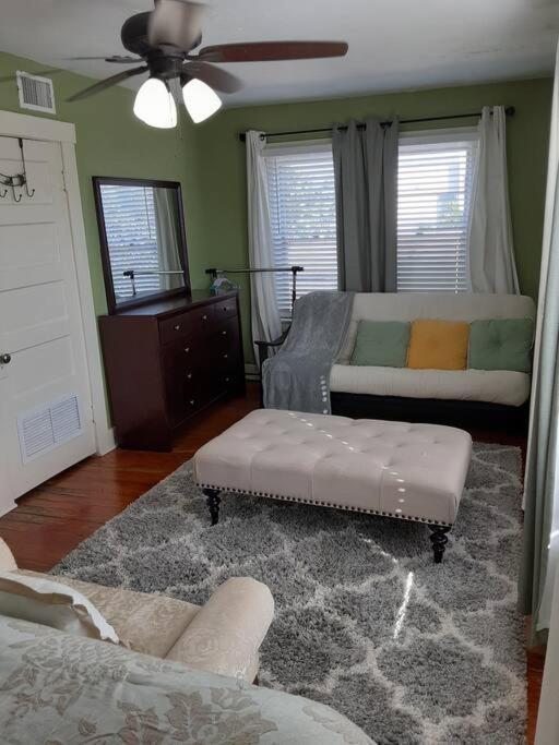 2 Bedroom Downtown West Palm Close To Apartment